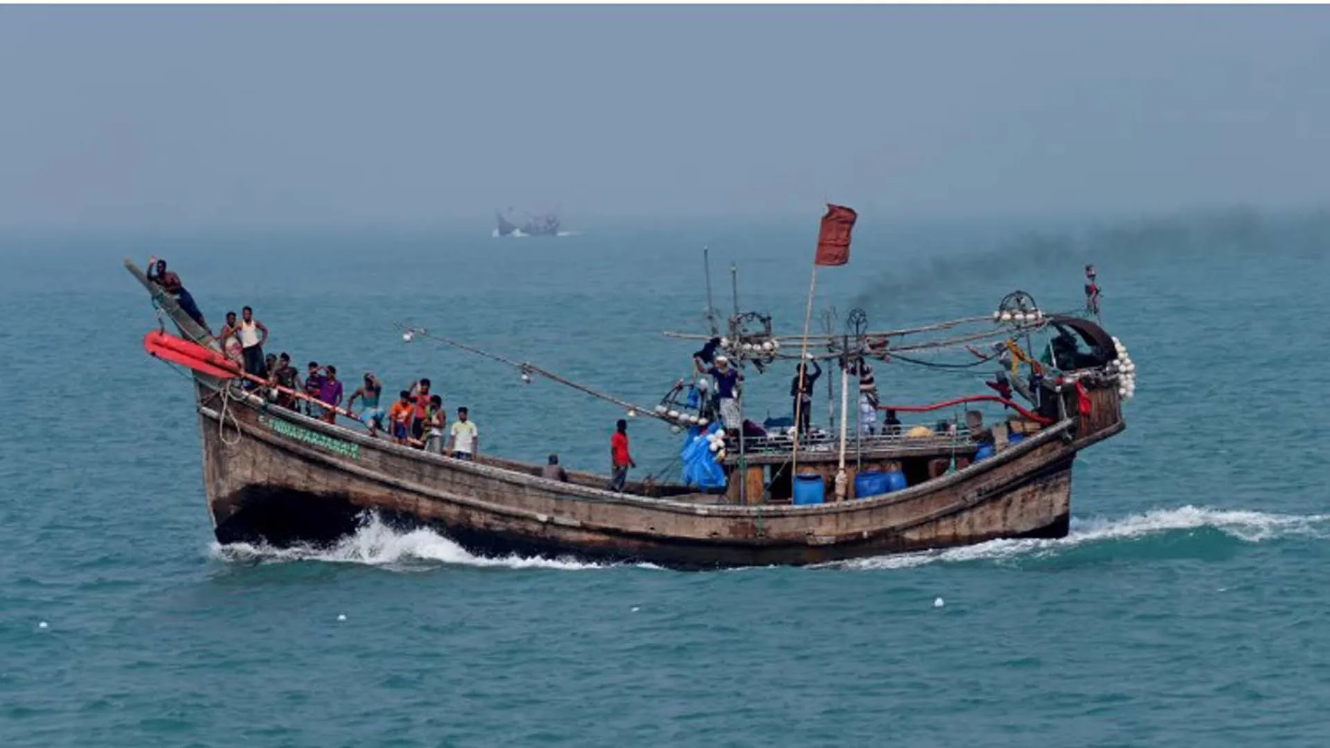 বঙ্গোপসাগরে মাছ ধরার ট্রলারসহ ১৪ ভারতীয় জেলে আটক
